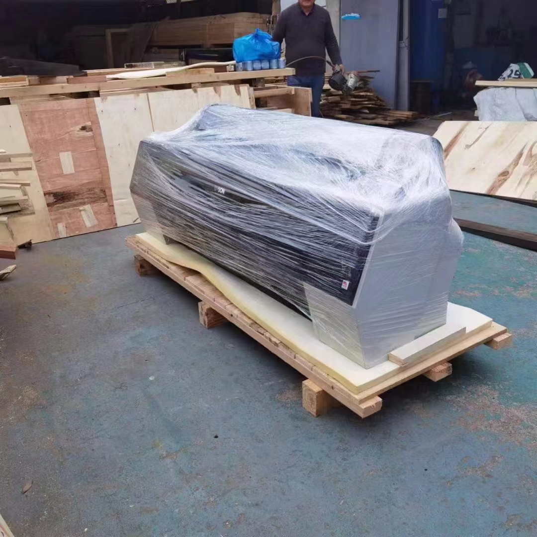 大幅面菲林打印機打包發往武漢，遠程安裝