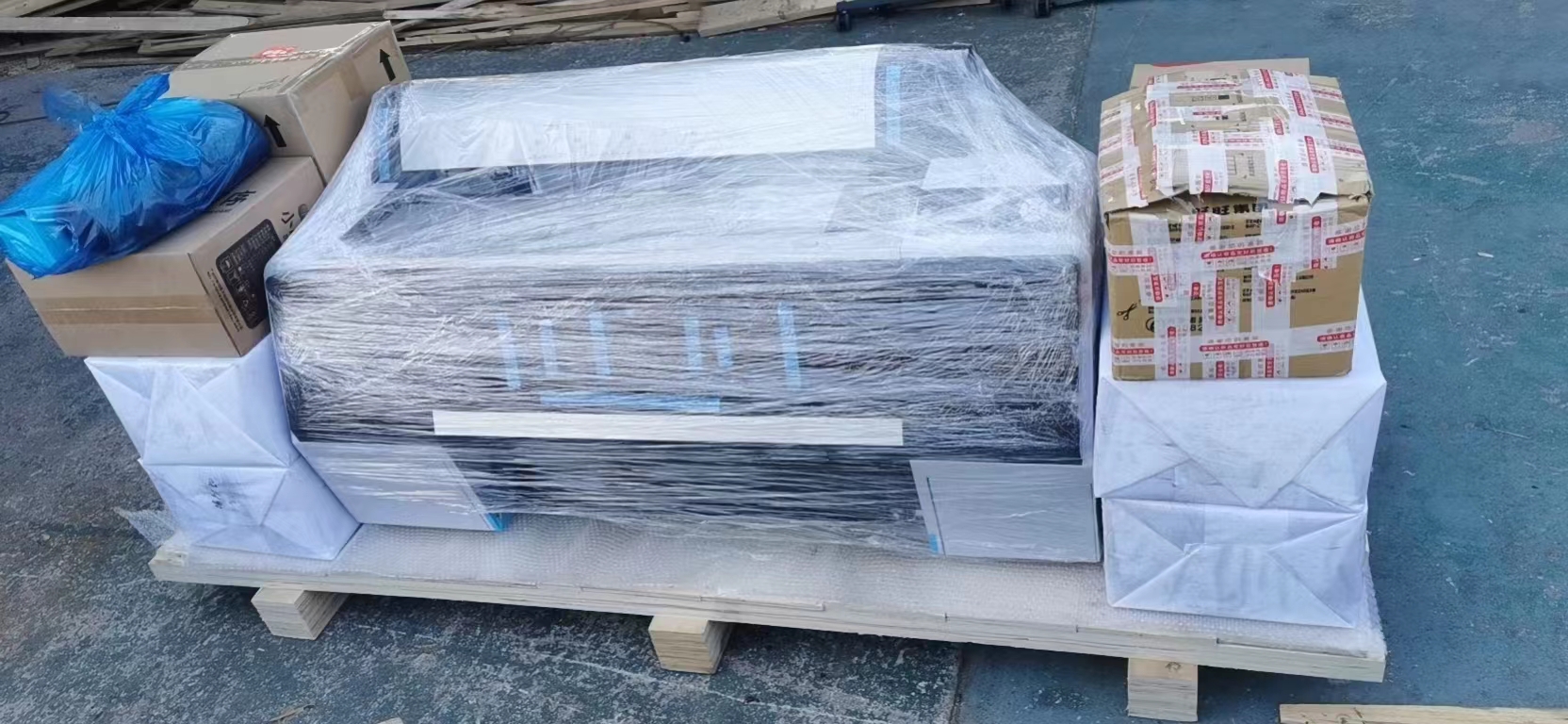 國外客戶再來一臺菲林打印機(jī)打包發(fā)貨